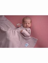 Resultado de imagen de bebÃ© con manta rosa
