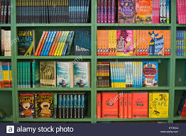 Imagen que contiene interior, estante, libro, colorido

DescripciÃ³n generada automÃ¡ticamente