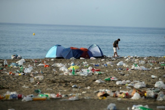 Medio Ambiente: Esta es la basura que con toda probabilidad encontrarÃ¡s en  la playa este verano | PÃºblico