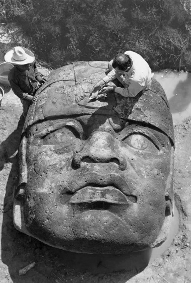 Canal 22 MÃ©xico on Twitter: "Cabezas olmecas: monolitos de entre 6 y 50  toneladas, esculpidos en piedra volcÃ¡nica. Â¿Te imaginas cÃ³mo los  transportaron a lo largo de, aproximadamente, 100 kilÃ³metros? â€œJoyas del
