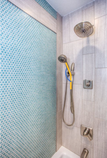 Una ducha con paredes de cristal

DescripciÃ³n generada automÃ¡ticamente con confianza media