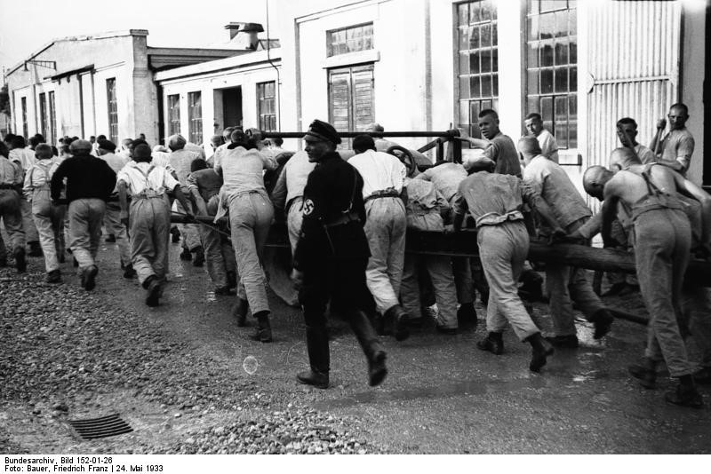https://upload.wikimedia.org/wikipedia/commons/2/29/Bundesarchiv_Bild_152-01-26%2C_Dachau%2C_Konzentrationslager.jpg