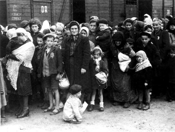 https://upload.wikimedia.org/wikipedia/commons/f/f2/Bundesarchiv_Bild_183-N0827-318%2C_KZ_Auschwitz%2C_Ankunft_ungarischer_Juden.jpg
