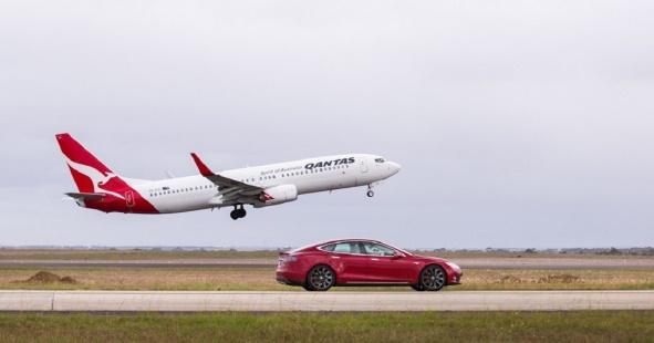 Tesla Model S vs Un avión, ¿quién corre más?