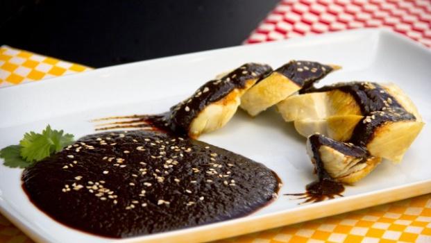 Disfruta de Oaxaca en tu casa con esta receta del mole negro tradicional |  Gastrolab